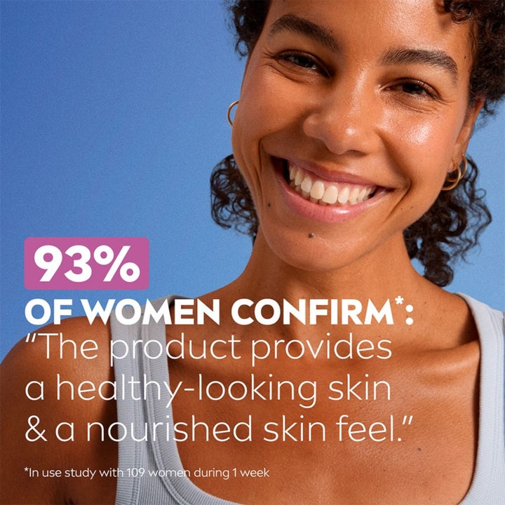 NIVEA Toner Caring 200 ml ansigtsvatten giver en sund hud hos smilende kvinde på blå baggrund