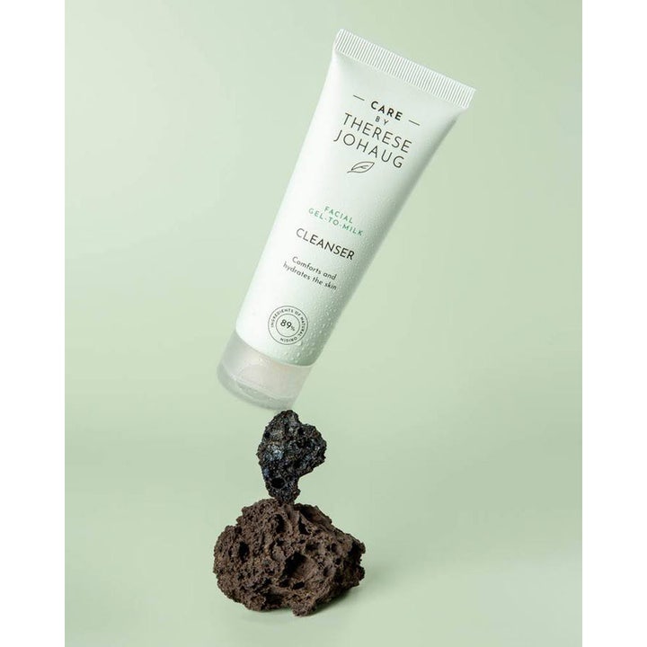 Care by Therese Johaug Cleanser Gel to Milk 75 ml fugtgivende ansigtsrens i hvid tube på mørke lavasten