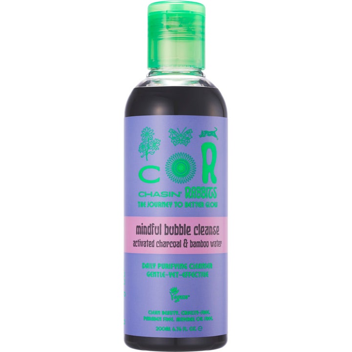 Chasin' Rabbits Mindful Bubble Cleanse 200 ml rensende ansigtsvask med aktivt kul i flaske med lilla etiket og grønt låg