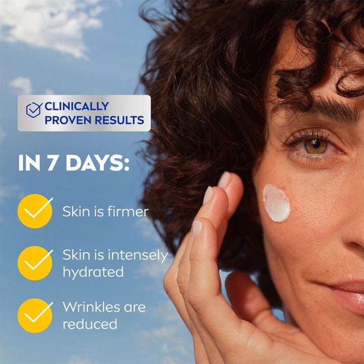 NIVEA Q10 Power Firming Day Cream 50 ml opstrammende dagcreme påføres af kvinde med tekst om synlige resultater på 7 dage.