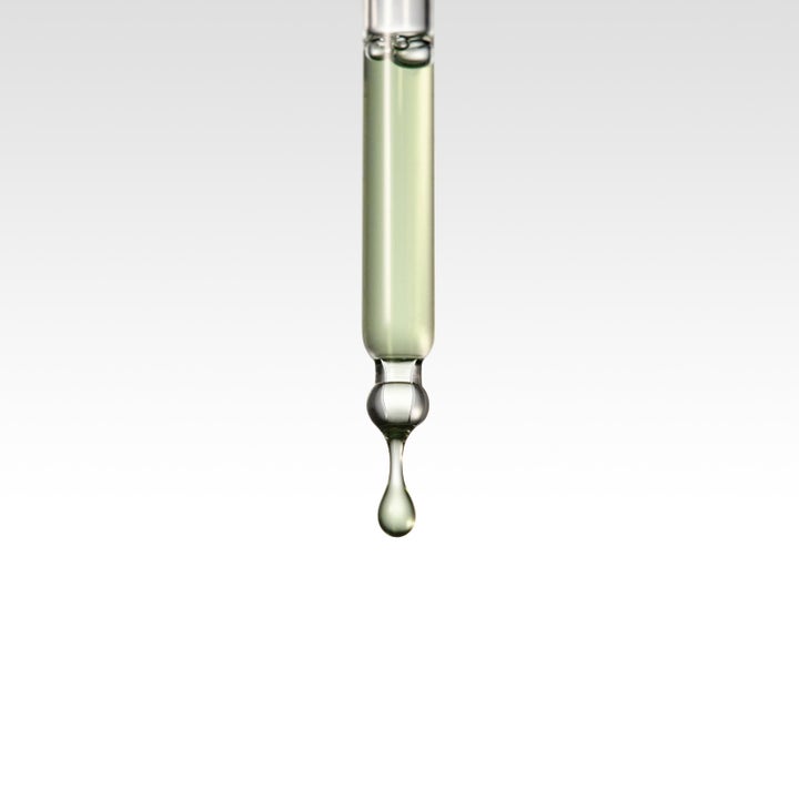 Dr. Ceuracle Vegan BHA & Matcha Ampoule 30 ml serum viser en glasklar pipette med en dråbe lysegrøn formel