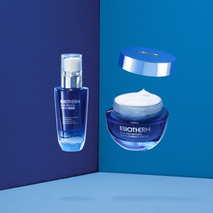 Biotherm Blue Pro-Retinol 50 ml ansigtscreme i blå glaskrukke med hvid tekstur ved siden af serumflaske