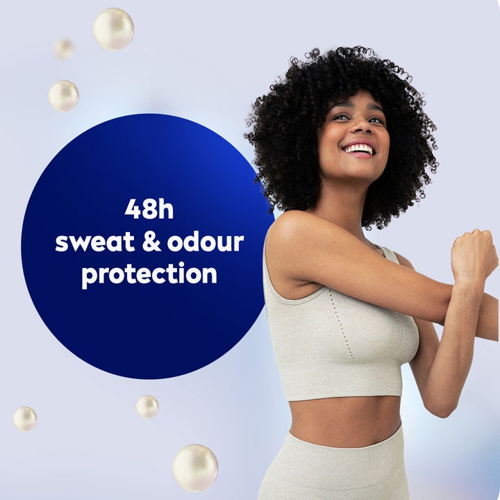 NIVEA Pearl & Beauty Deospray 150 ml giver 48 timers beskyttelse vist med smilende kvinde og perler