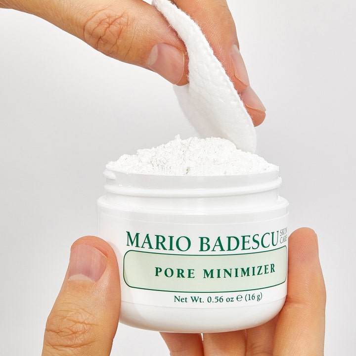 Mario Badescu Pore Minimizer 16 g ansigtsmaske i krukke med hvidt pulver der påføres med en vatrondel