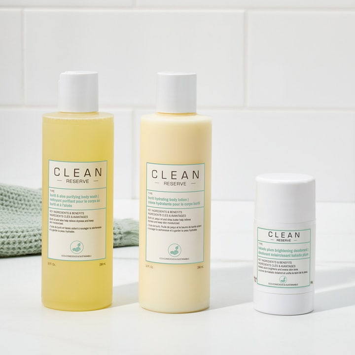 Clean Reserve Kakadu Plum Brightening Deostick 56 g lysnende deodorant i hvid stift ved siden af kropsplejeprodukter