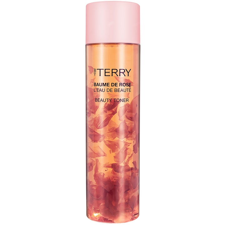 By Terry Baume de Rose L'Eau de Beauté opfriskende skintonic i gennemsigtig flaske med rosenblade og lyserødt låg