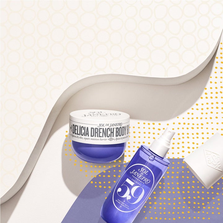 Sol de Janeiro Delicia Drench Body Butter 240 ml og Cheirosa 59 Mist 90 ml i lilla emballage med hvide låg.