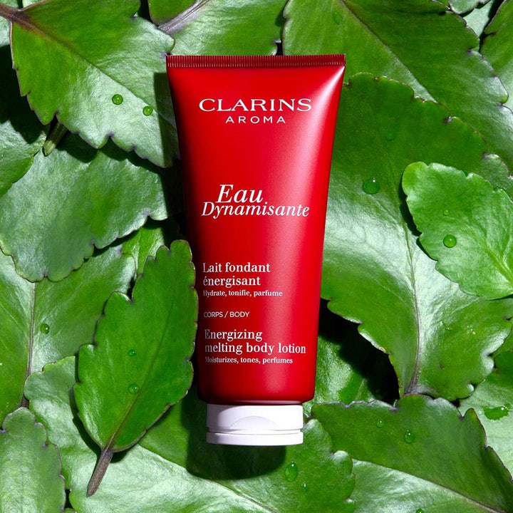 Clarins Eau Dynamisante Energizing Melting Body Lotion 200 ml fugtgivende creme i rød tube på grønne blade