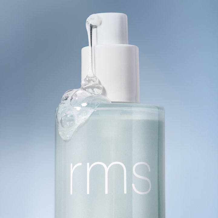 RMS Beauty Kakadu Clean Cleansing Gel 100 ml rengøringsgel viser klar flydende gelé på en lyseblå flaske med hvid pumpe