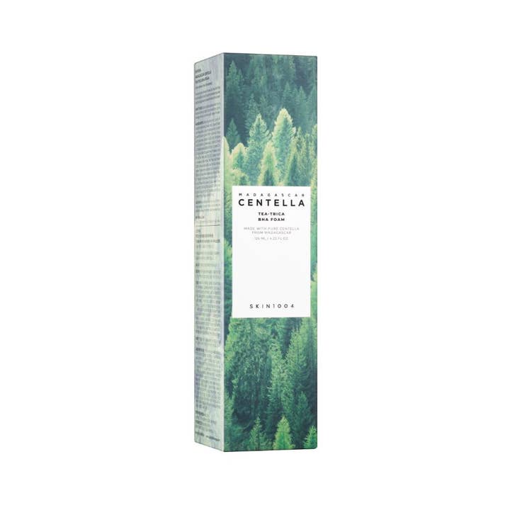 SKIN1004 Madagascar Centella Tea-Trica BHA Foam 125 ml eksfolierende rens i grøn æske med skovmotiv