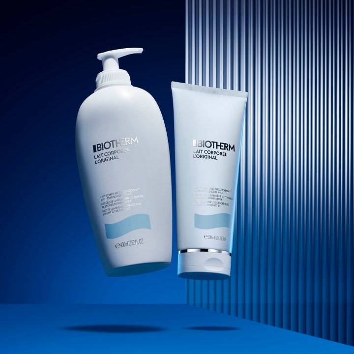 Biotherm Lait Corporel 200 ml fugtgivende bodylotion i hvid tube og pumpeflaske på blå baggrund