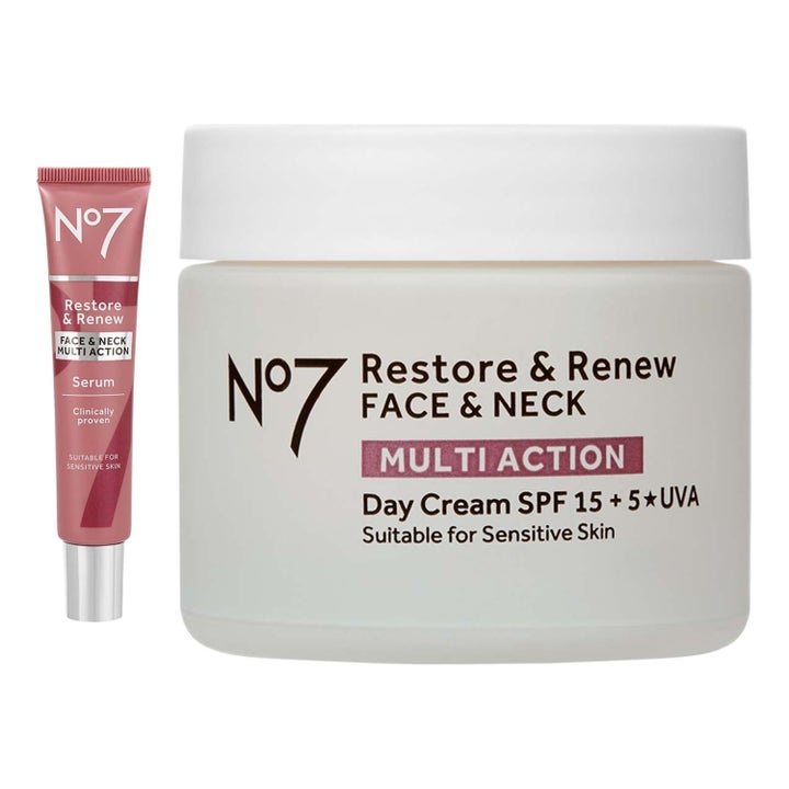 No7 Restore & Renew Face & Neck Multi Action serum i lyserød tube og dagcreme SPF 15 i mat glaskrukke.