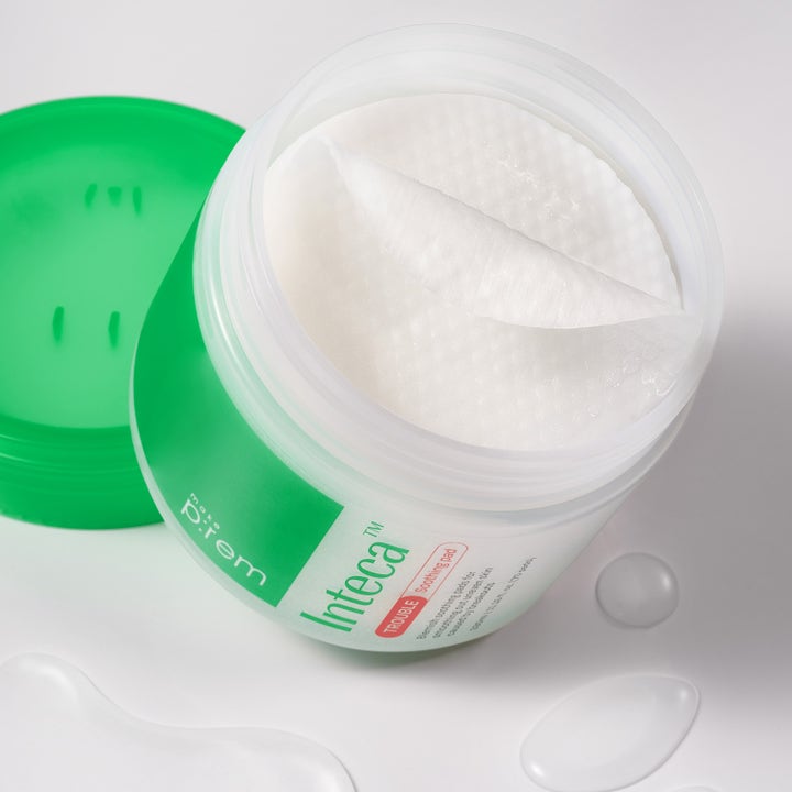 Make Prem Inteca Trouble Soothing Pads 70 stk beroligende spot treatment i åben grøn krukke med våde rondeller