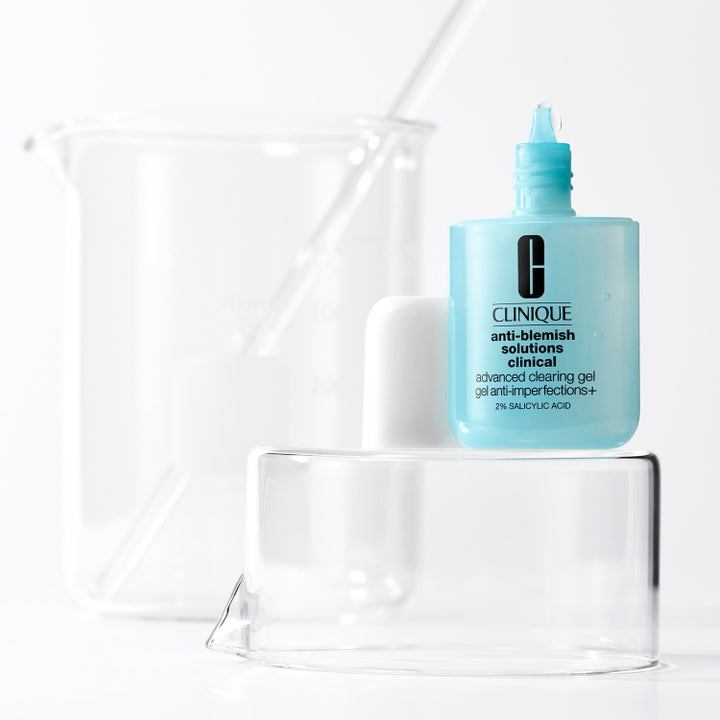 Clinique Anti Blemish Advanced Clearing Gel 20 ml spot treatment med salicylsyre i lyseblå flaske på glas.