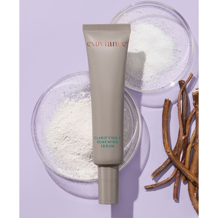 Exuviance Clarifying and Renewing Serum 30 ml fornyende ansigtsserum i grå tube med hvidt pulver og rødder