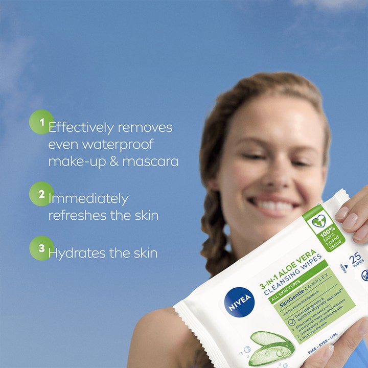 NIVEA Naturally Good Wipes 25 stk makeupfjerner fjerner vandfast mascara og fugter huden vist med en glad kvinde.