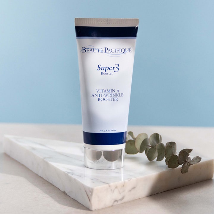 Beauté Pacifique Super3 Booster 100 ml Vitamin A natcreme i hvid tube på hvid marmorplade med eukalyptus.