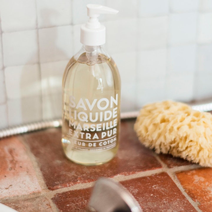 Compagnie de Provence Liquid Marseille Soap Cotton Flower 495 ml plejende håndsæbe i klar pumpeflaske ved en natursvamp