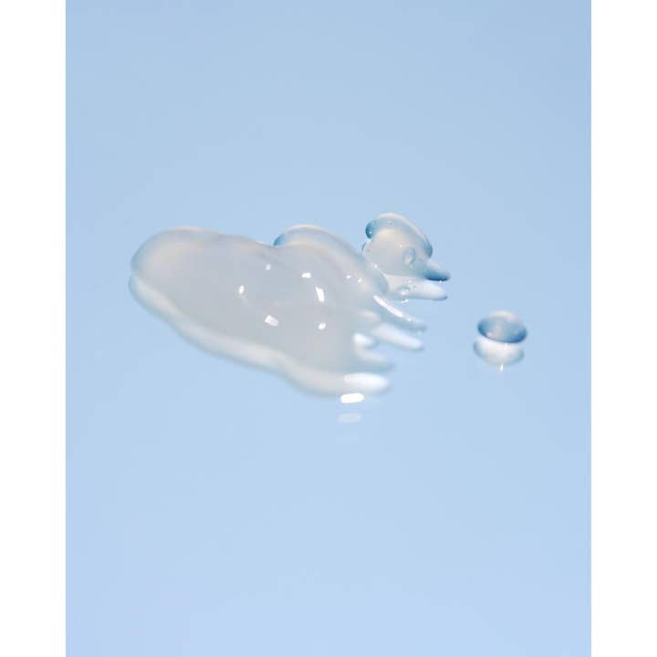 SKIN1004 Madagascar Centella Hyalu-Cica Blue Serum 30 ml fugtgivende serum har en klar lyseblå geltekstur.