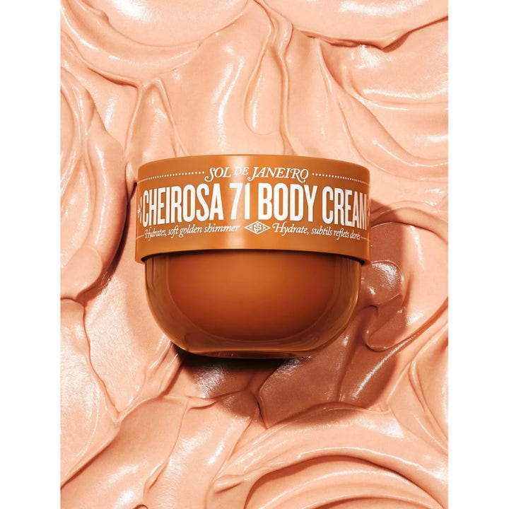 Sol de Janeiro Cheirosa 71 Body Cream 240 ml glødgivende bodylotion i brun krukke med hvirvlende cremetekstur og guldglimmer.