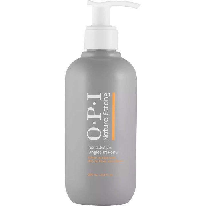 OPI Nature Strong Nails & Skin Soften Up Pedi Soak 250 ml blødgørende fodbad i grå flaske med hvid pumpe
