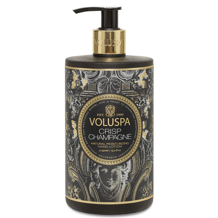 Voluspa Crisp Champagne 450 ml fugtgivende håndcreme i sort flaske med gyldent mønster og guld pumpe