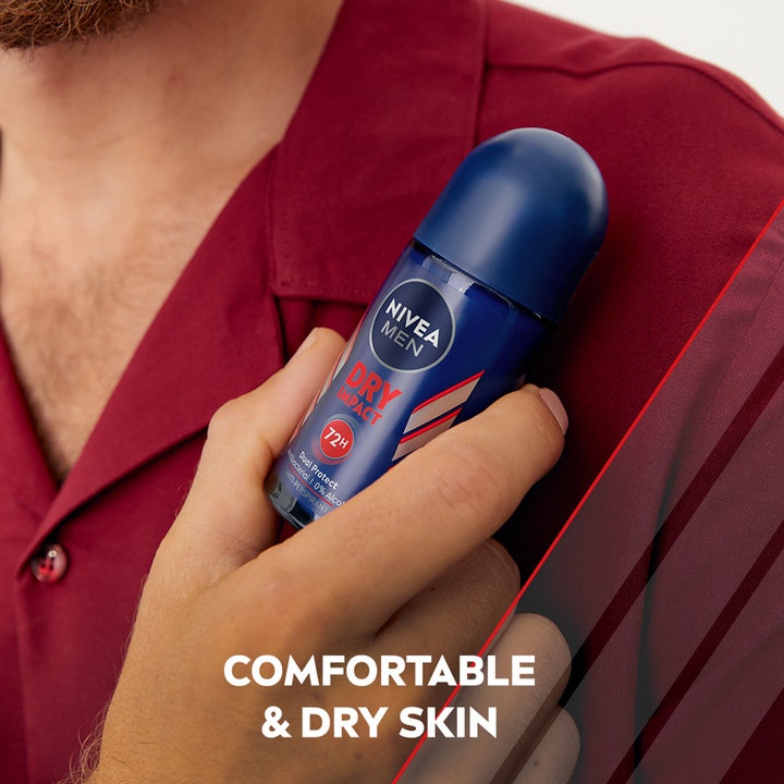 NIVEA MEN Dry Impact Roll-On Deodorant 50 ml sikrer tør hud i 72 timer holdt af en hånd mod en rød skjorte.