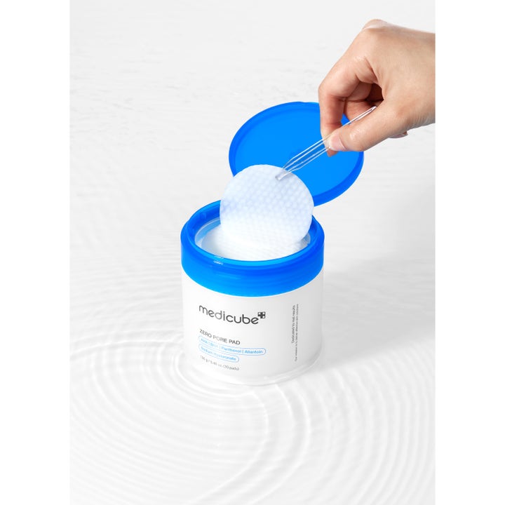 Medicube Zero Pore Pad 2.0 70 stk eksfolierende pads der forfiner porer i hvid krukke med pincet.