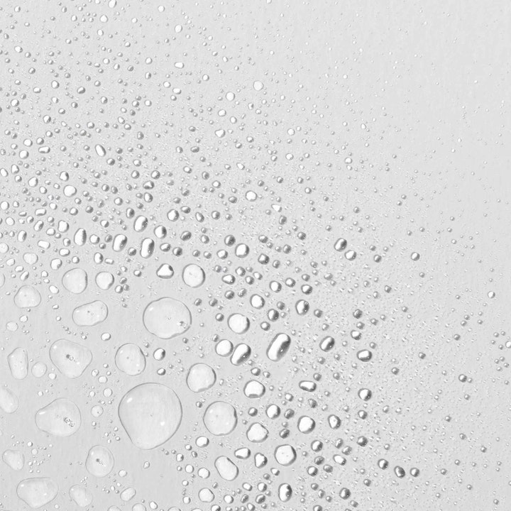 Dermalogica Multi-Active Toner 50 ml fugtgivende skintonic med en tekstur af friske vanddråber på lys baggrund