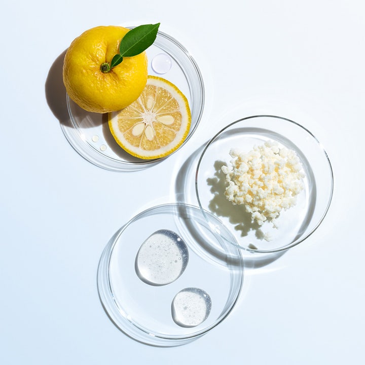 Shiseido Eudermine Activating Essence 150 ml fugtgivende essence med yuzu og klar tekstur i petriskåle