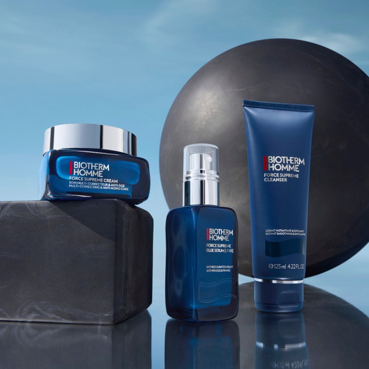 Biotherm Homme Force Supreme Blue Serum 60 ml anti-aging hudpleje præsenteret med creme og rens på mørke stenblokke.