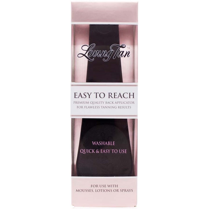 Loving Tan Easy To Reach Back Applicator 1 stk rygapplikator sikrer jævn selvbruning vist i lyserød æske med vindue