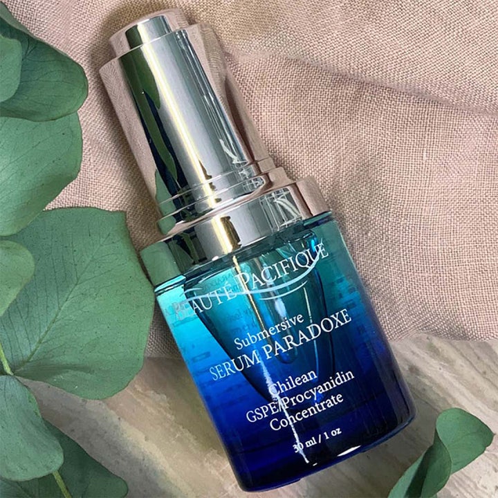 Beauté Pacifique Submersive Serum Paradoxe 30 ml anti-age ansigtsserum i blå glasflaske med sølvlåg og grønne blade