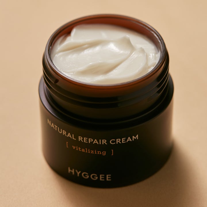 Hyggee Natural Repair Cream 50 ml vitaliserende ansigtscreme i mørk krukke med fyldig hvid tekstur