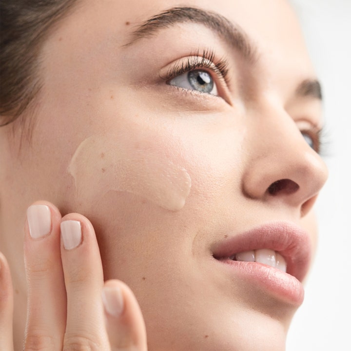 Clinique Dramatically Different Moisturizing Lotion + 50 ml fugtgivende dagcreme påføres som en gul tekstur på ansigtet.