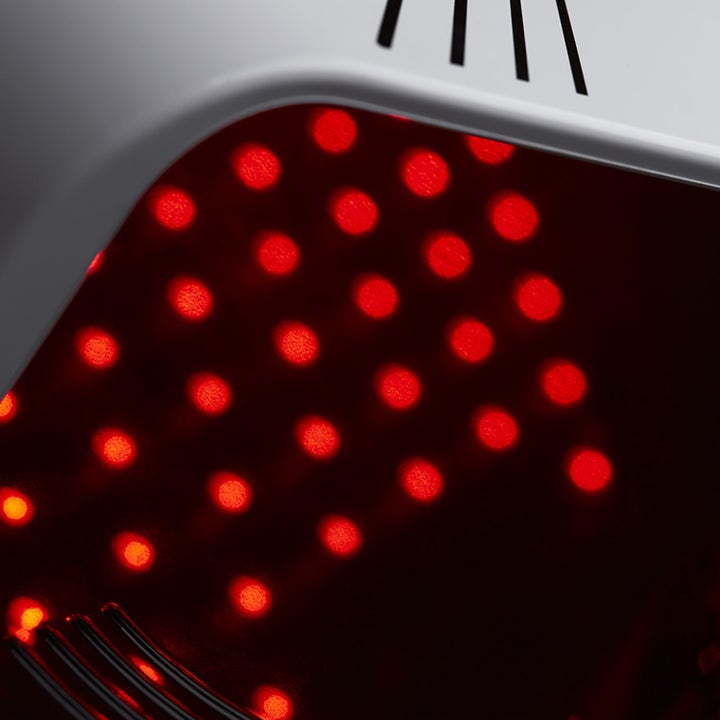 Currentbody Skin LED Hand Perfector anti-ageing apparat viser de lysende røde LED-dioder der skaber en jævn hudtone
