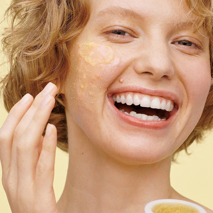 Shiseido Waso Yuzu-C Beauty Sleeping Mask 50 ml fugtgivende natmaske på en smilende kvinde med gul geltekstur