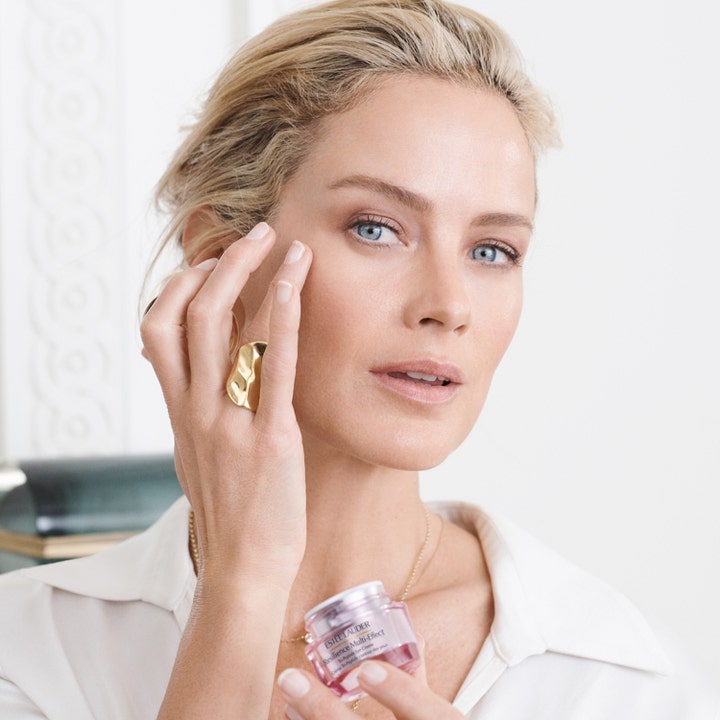 Estée Lauder Resilience Tri-Peptide Eye Cream 15 ml opstrammende øjencreme der påføres af kvinde fra lyserød krukke