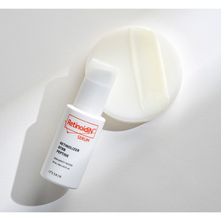 It'S SKIN Retinoidin Serum 30 ml ansigtsserum med retinol i hvid pumpeflaske og cremet lysegul teksturprøve