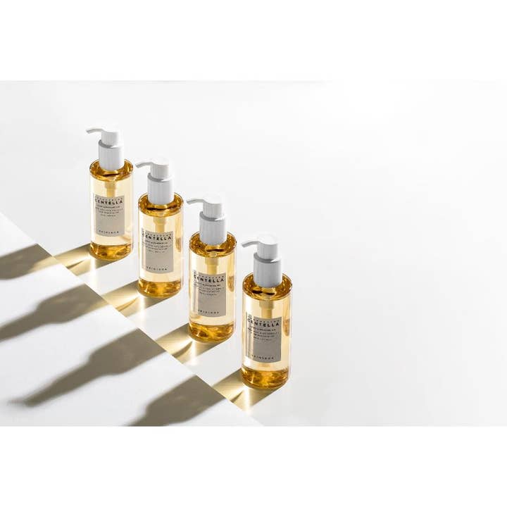 SKIN1004 Madagascar Centella Light Cleansing Oil 200 ml beroligende renseolie i fire klare flasker med hvid pumpe.