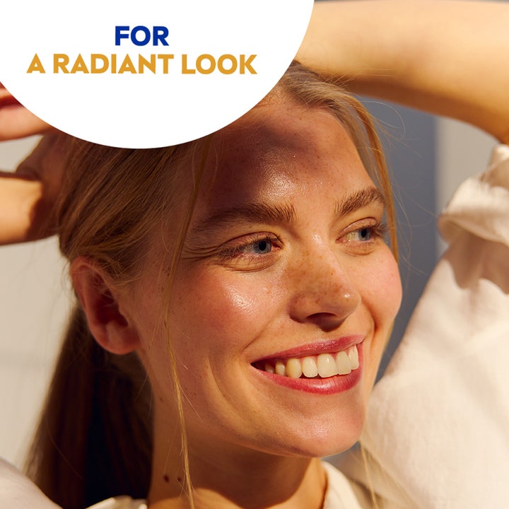 NIVEA Sun UV Face Anti Age Q10 Cream 50 ml solcreme giver et radiant look til smilende kvinde i solen