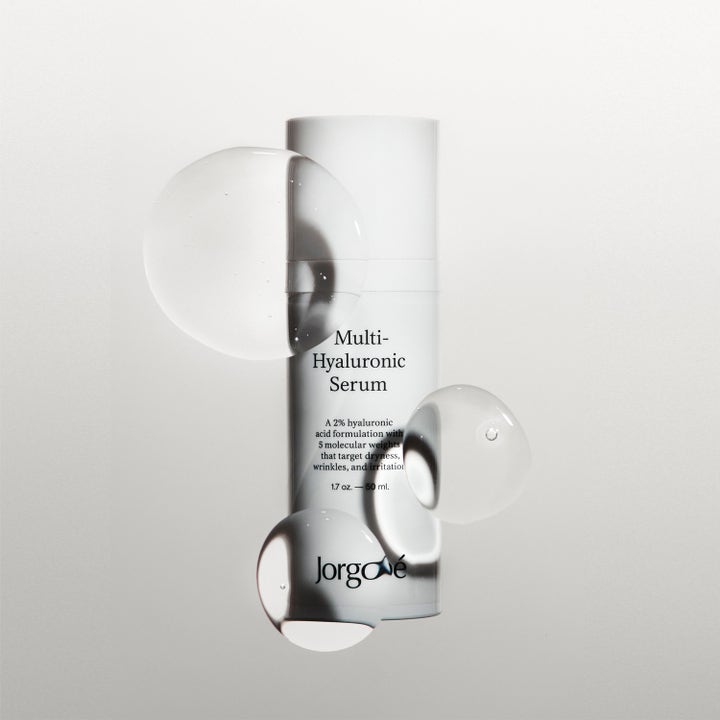 Jorgobé Multi-Hyaluronic Serum 50 ml fugtgivende hyaluronsyreserum i hvid flaske med store klare vanddråber.