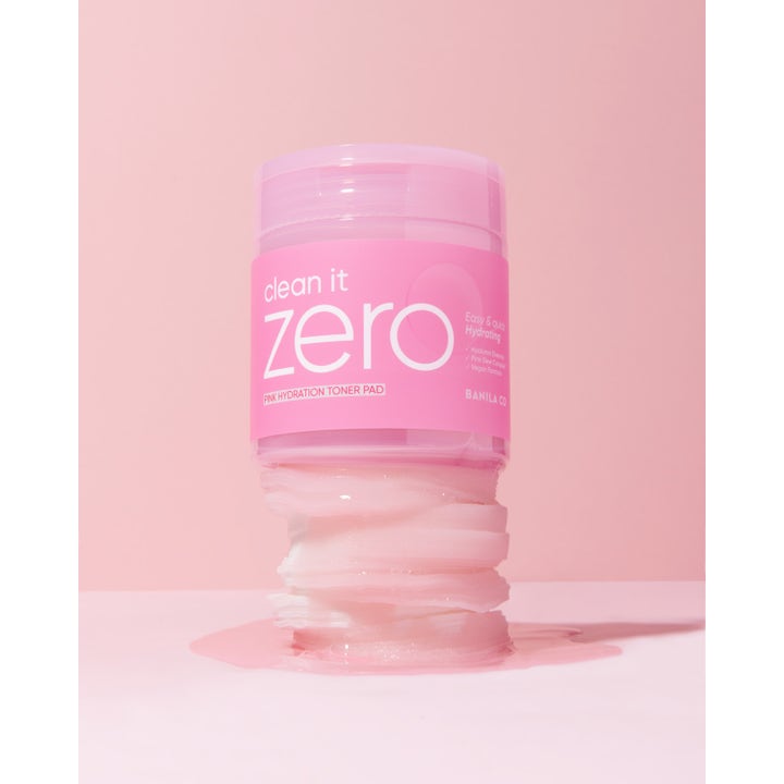 Banila Co Clean It Zero Pink Hydration Toner Pad 70 stk fugtgivende toner balanceret på en stabel våde pads