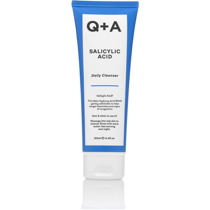 Q+A Salicylic Acid Daily Cleanser 125ml eksfolierende ansigtsvask mod urenheder i en blå tube med hvidt låg