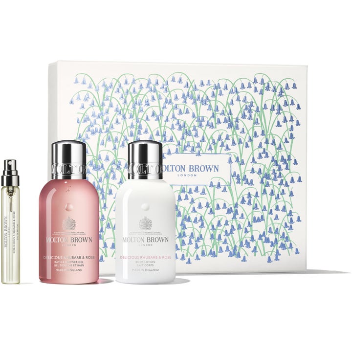 Molton Brown Delicious Rhubarb & Rose Gavesæt 3 dele kropspleje med lyserød showergel og hvid lotion i flasker med sølvlåg.