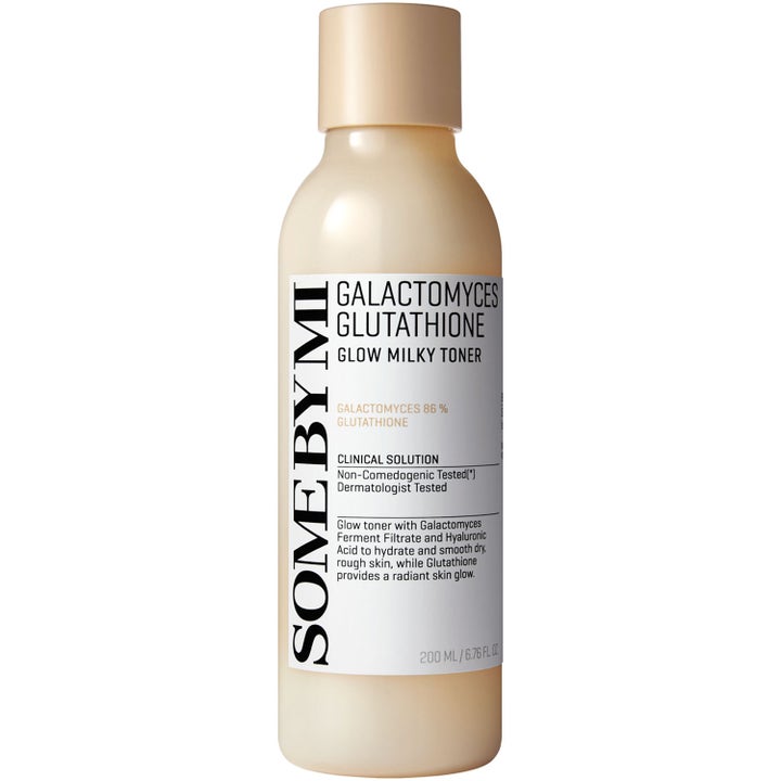 Some By Mi Galactomyces Glutathione Glow Milky Toner 200 ml skaber strålende glød i mælkeagtig flaske med beige låg
