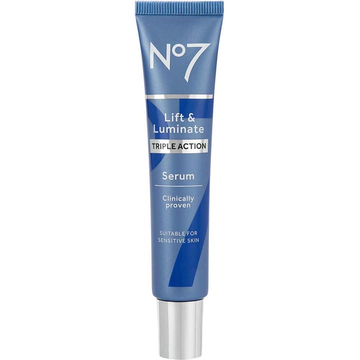 No7 Lift & Luminate Triple Action Serum opstrammende ansigtsserum i en blå tube med sølvfarvet låg
