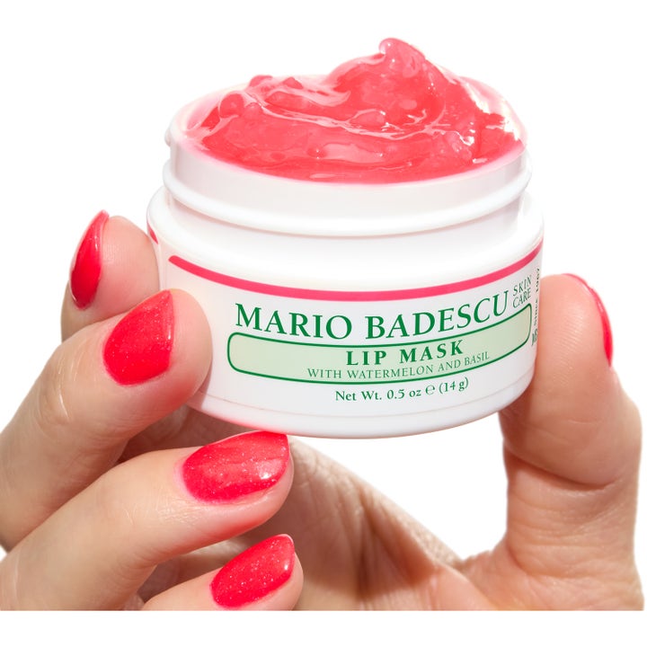 Mario Badescu Lip Mask Watermelon & Basil 14 ml fugtgivende læbemaske i hvid krukke med klar lyserød gel holdt af en hånd