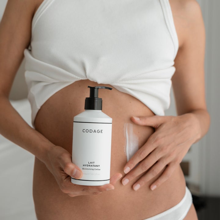 Codage Paris The Moisturizing Body Lotion 300 ml påføres maven og giver fugtgivende kropspleje