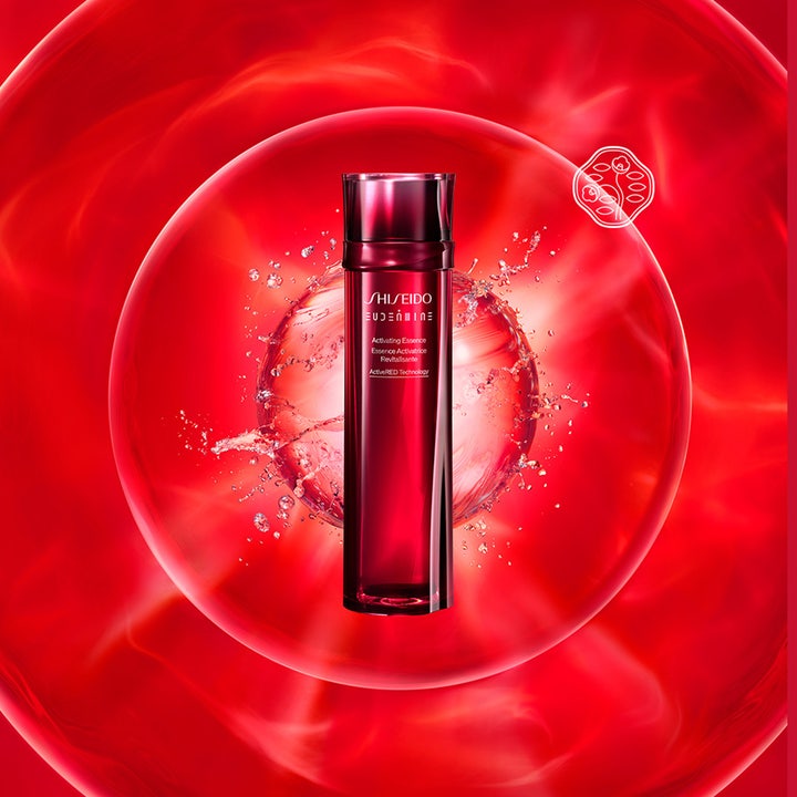 Shiseido Eudermine Activating Essence 150 ml i rød glasflaske omsluttet af en glødende vandboble
